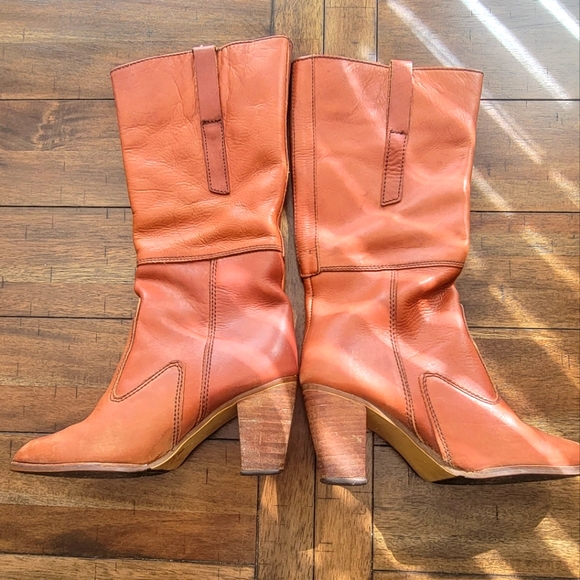 SOLD 1970s Vintage Carmel Leather Knee High Heel Boots size 5 1/2 M - Picture 2 of 4
